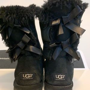 UGG Bailey Bow size 9